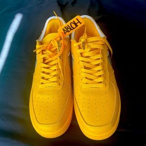 Nike x Off White Air Force One “university gold”